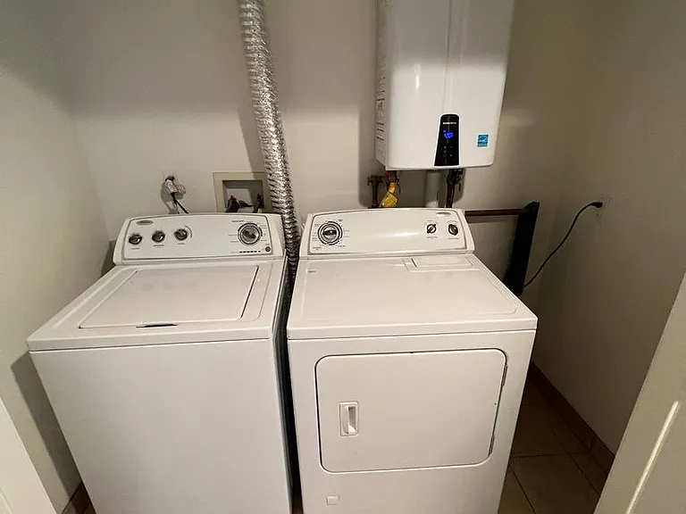 Yaya Laurel 1 Apartments — Photo 30
