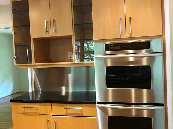 Double ovens, ample cabinet space