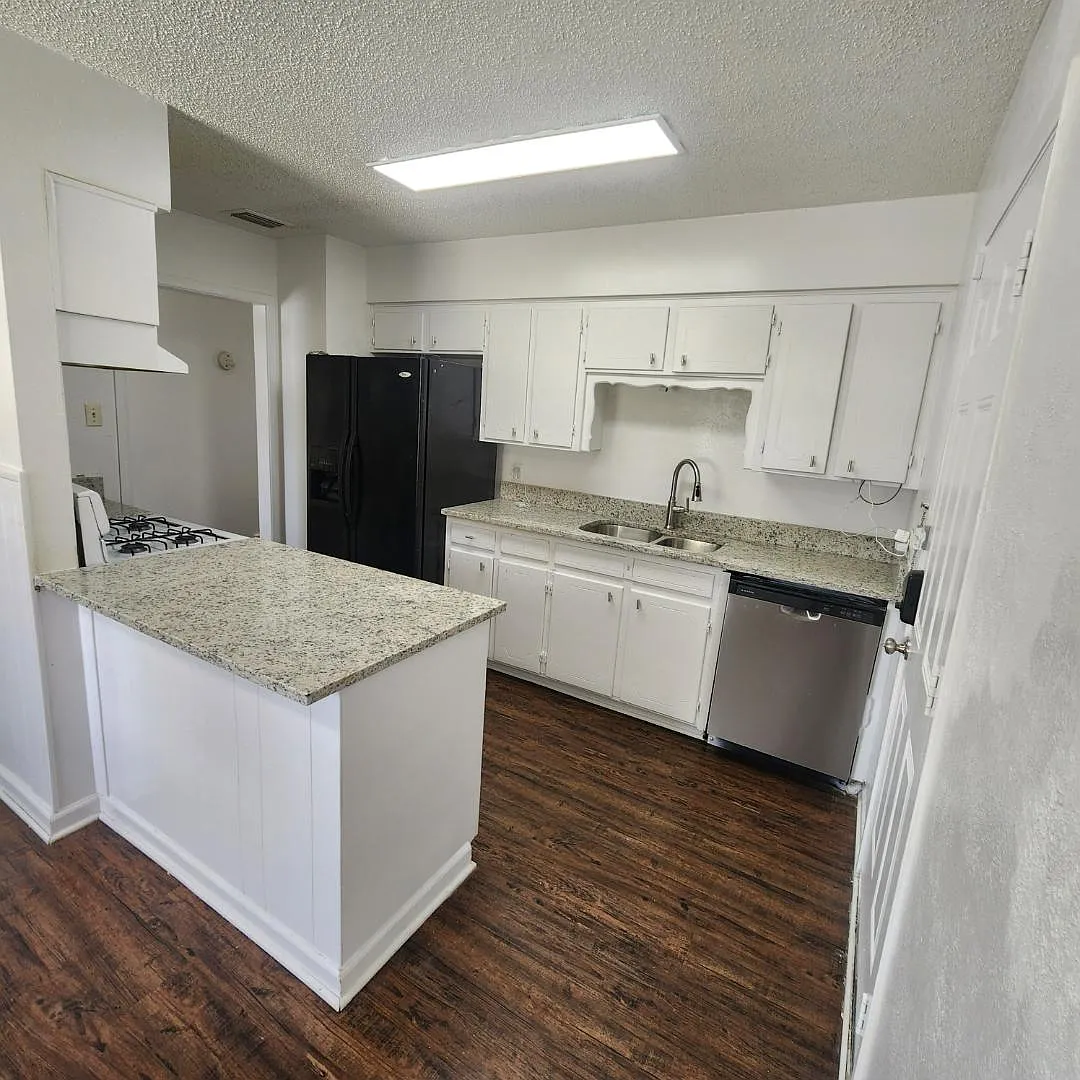 2417 Lakeshore Dr — Photo 4