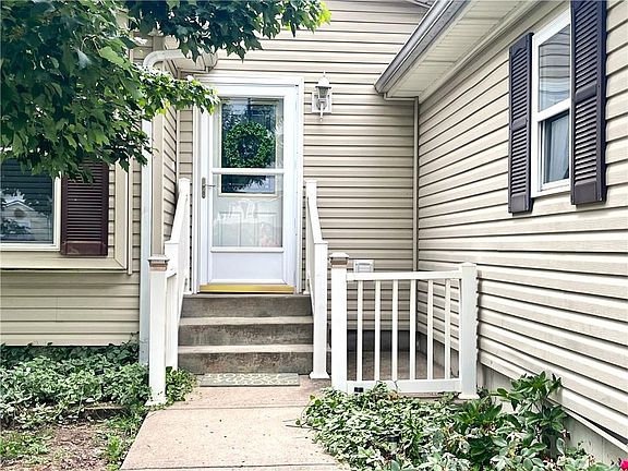 4th image of 904 NE Cherry Ct