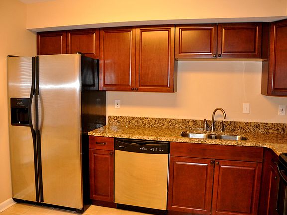 3rd image of 731 Tilden Pl