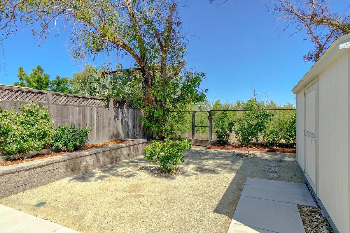 143 Luz Pl — Photo 2