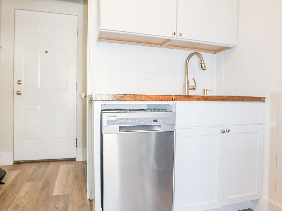 1st image of 2326 W Addison St #1