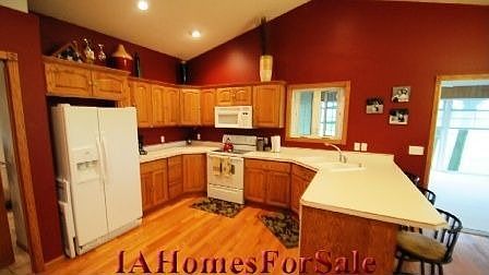 Kitchen with breakfast bar