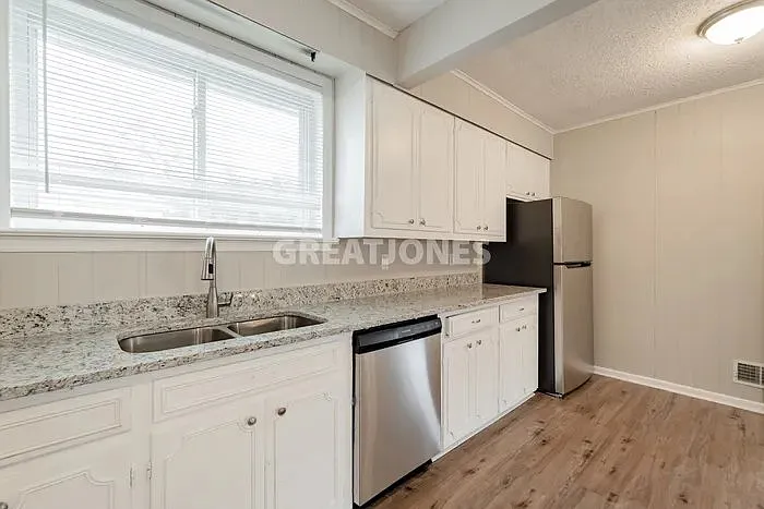 3 bed, 2.0 bath, 1941 sqft, $1,840 — Photo 3