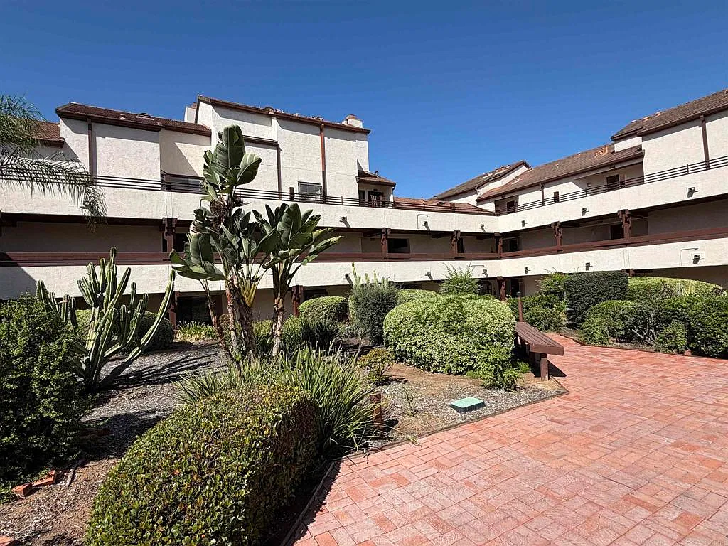 3 bed, 2.5 bath, 1669 sqft, $3,300 — Photo 3