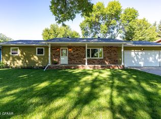 1017 Darwin Dr, Grand Forks, ND 58203