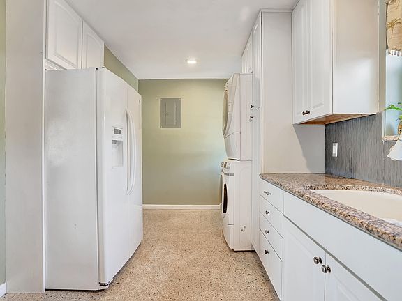 3rd image of 6630 Pine Tree Circle