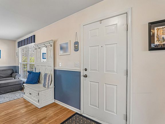3rd image of 806 Meadowridge Dr