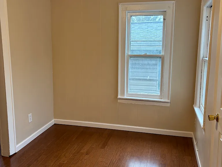 223 Spencer St — Photo 9