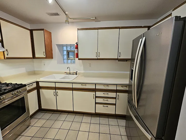 1140 W Barry Ave #1 — Photo 7