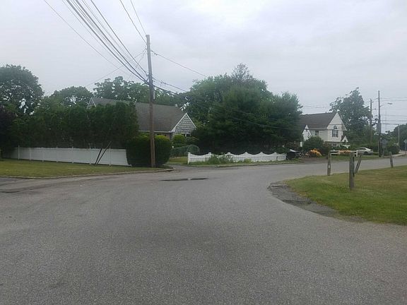 4th image of 10 Brookdale Dr