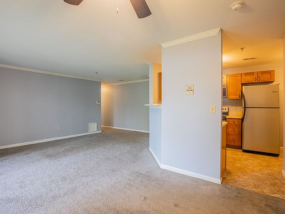 4th image of 304 Blue Water Ct Unit 101