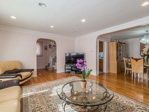 3rd image of 8145 190th St