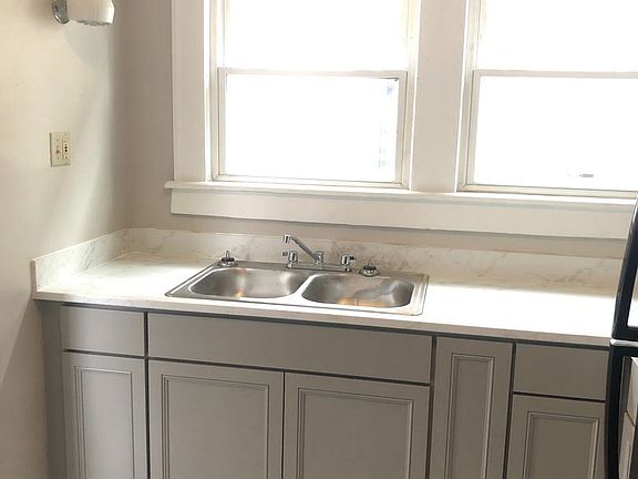 3rd image of 907 East Ave
