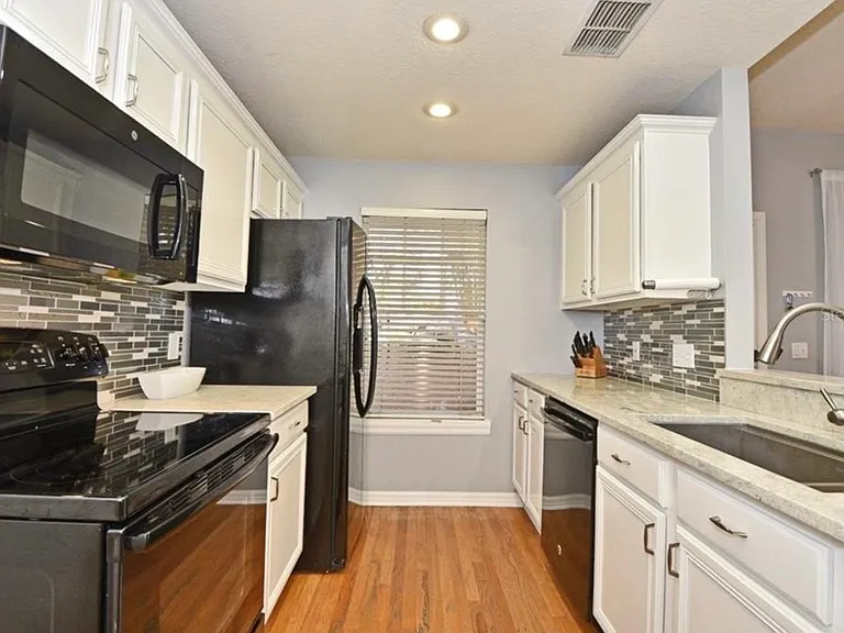 1042 N Hampton Ave — Photo 12