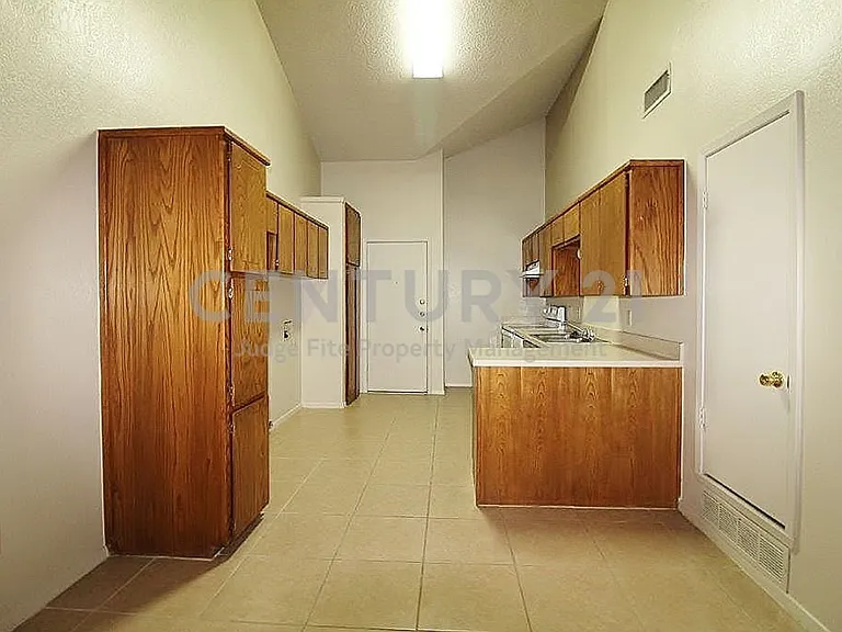 1110 Curtis Dr — Photo 5
