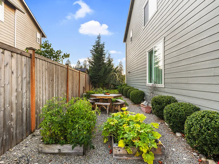 10701 Palisades St SE — Photo 24