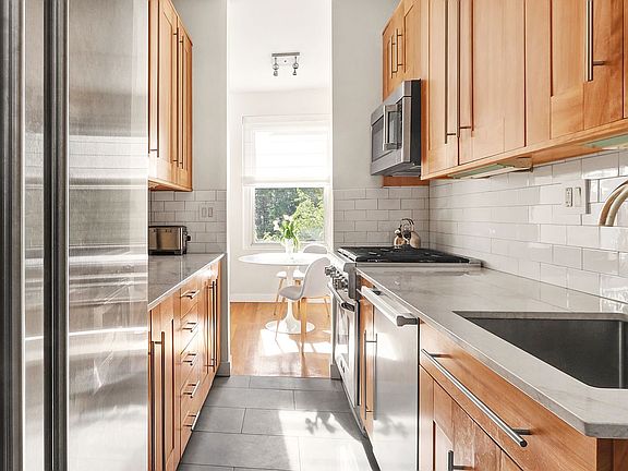 4th image of 16 W 77th St Unit 4D