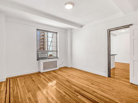 4th image of 208 W 23rd St APT 700
