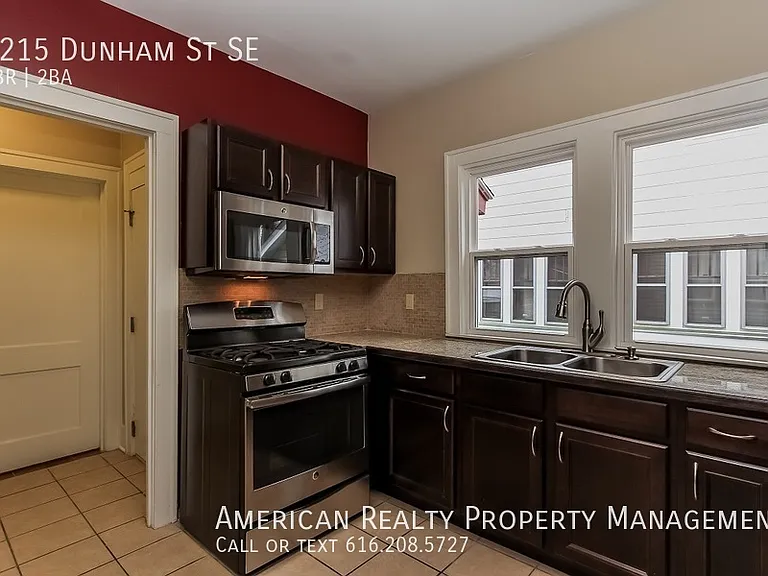 1215 Dunham St SE — Photo 2
