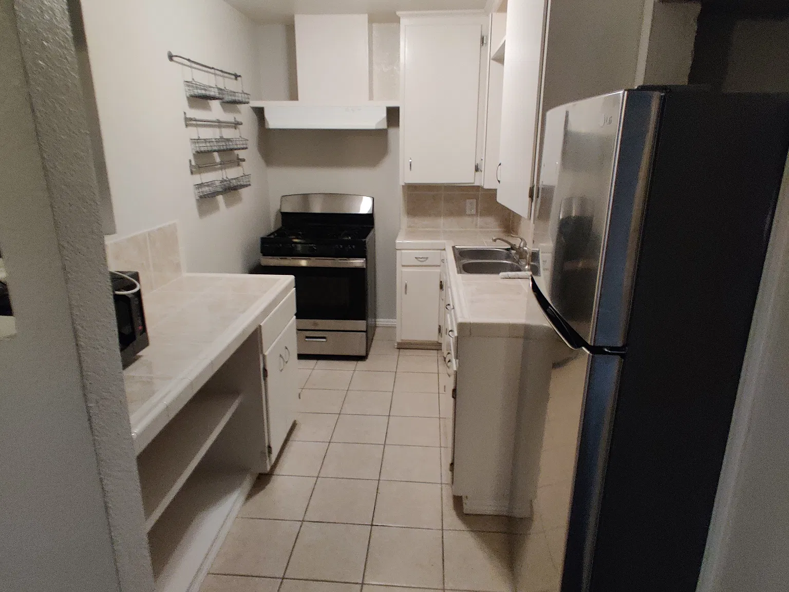 2 bed, 900 sqft, $3,000 — Photo 3