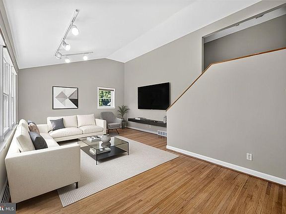 5th image of 840 Pembroke Rd