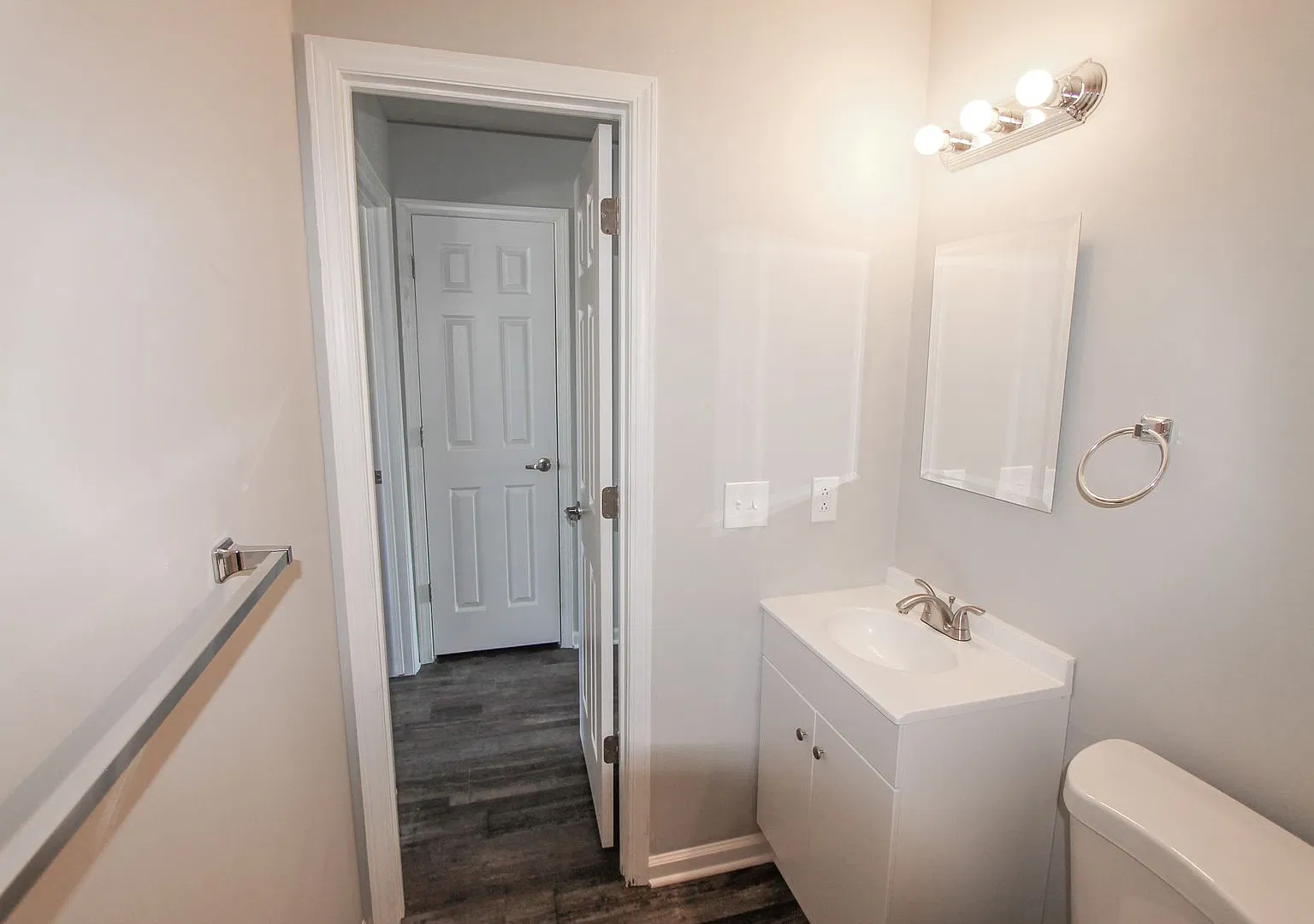 Updated 1 Bedroom Apartments! Pet Friendly! On Site Laundry! — Photo 2