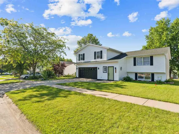 203 W Dougherty Dr, Lone Tree, IA 52755