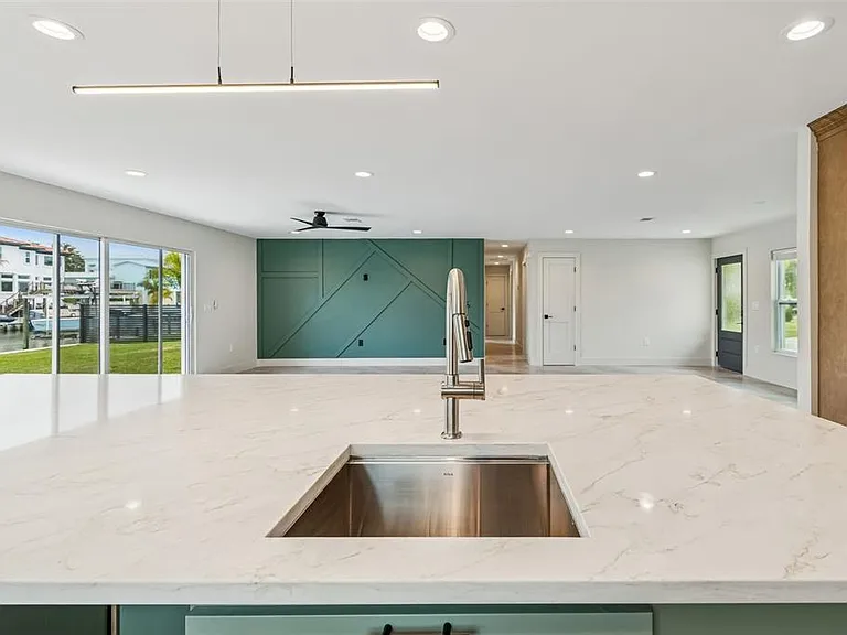 3921 Versailles Dr — Photo 11