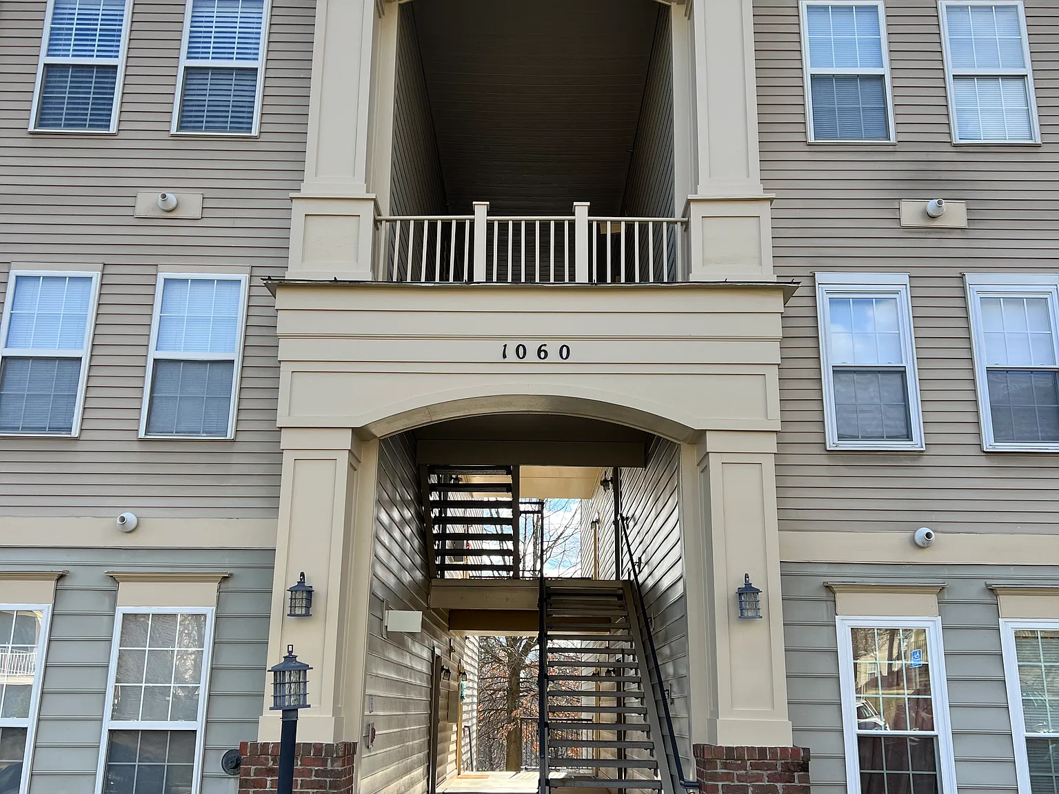 2 bed, 941 sqft, $3,350 — Photo 1