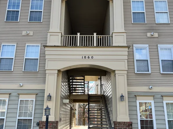1060 Gardenview Loop APT 303, Woodbridge, VA 22191