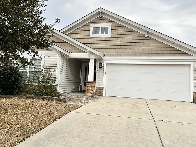 725 Bonita Loop — Photo 1