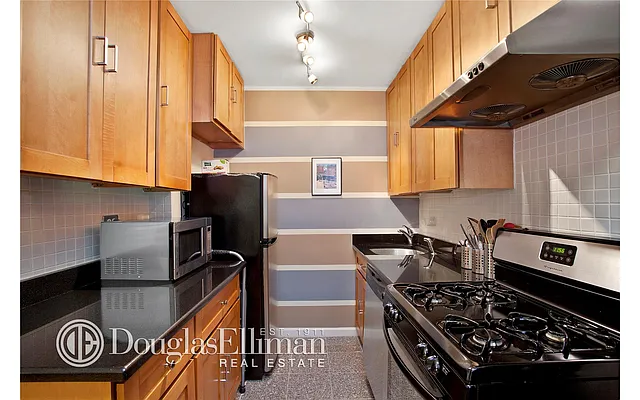 Sold by Douglas Elliman | media 15