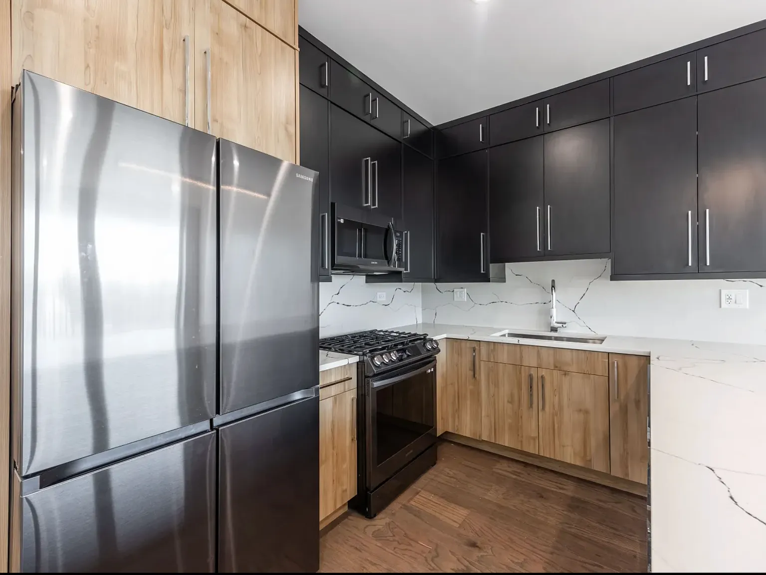 3 bed, 1900 sqft, $3,995 — Photo 2