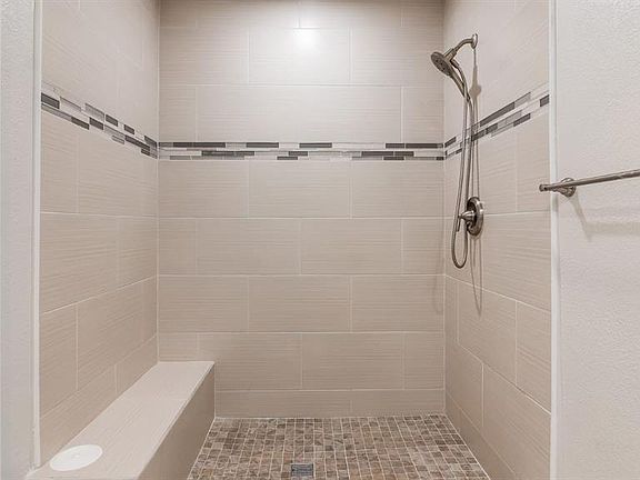5th image of 740 Beachwood Ln