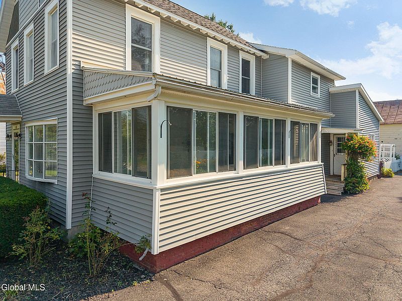 3rd image of 8 Newton Avenue