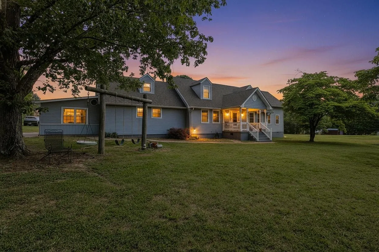 3 bed, 2.5 bath, 2800 sqft, $2,300 — Photo 1