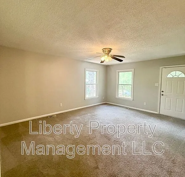512 Nottingham Dr — Photo 2