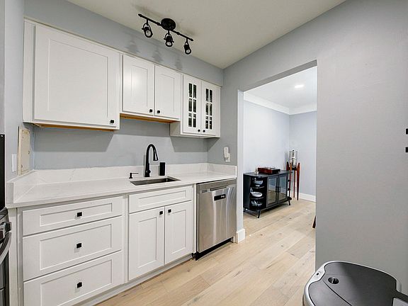 4th image of 1201 Island Dr APT 204