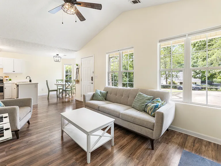 2425 Belaire Dr — Photo 6