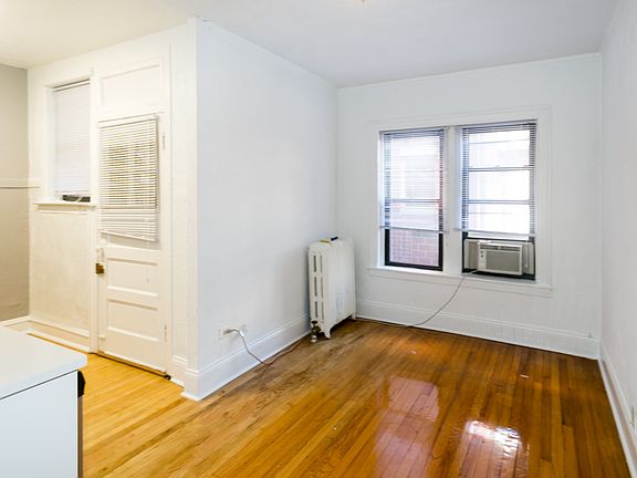 4th image of 633 W Cornelia Ave #E2
