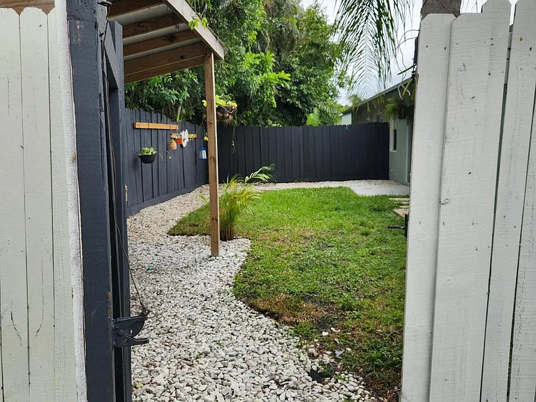 2167 Laura Ln #A — Photo 36