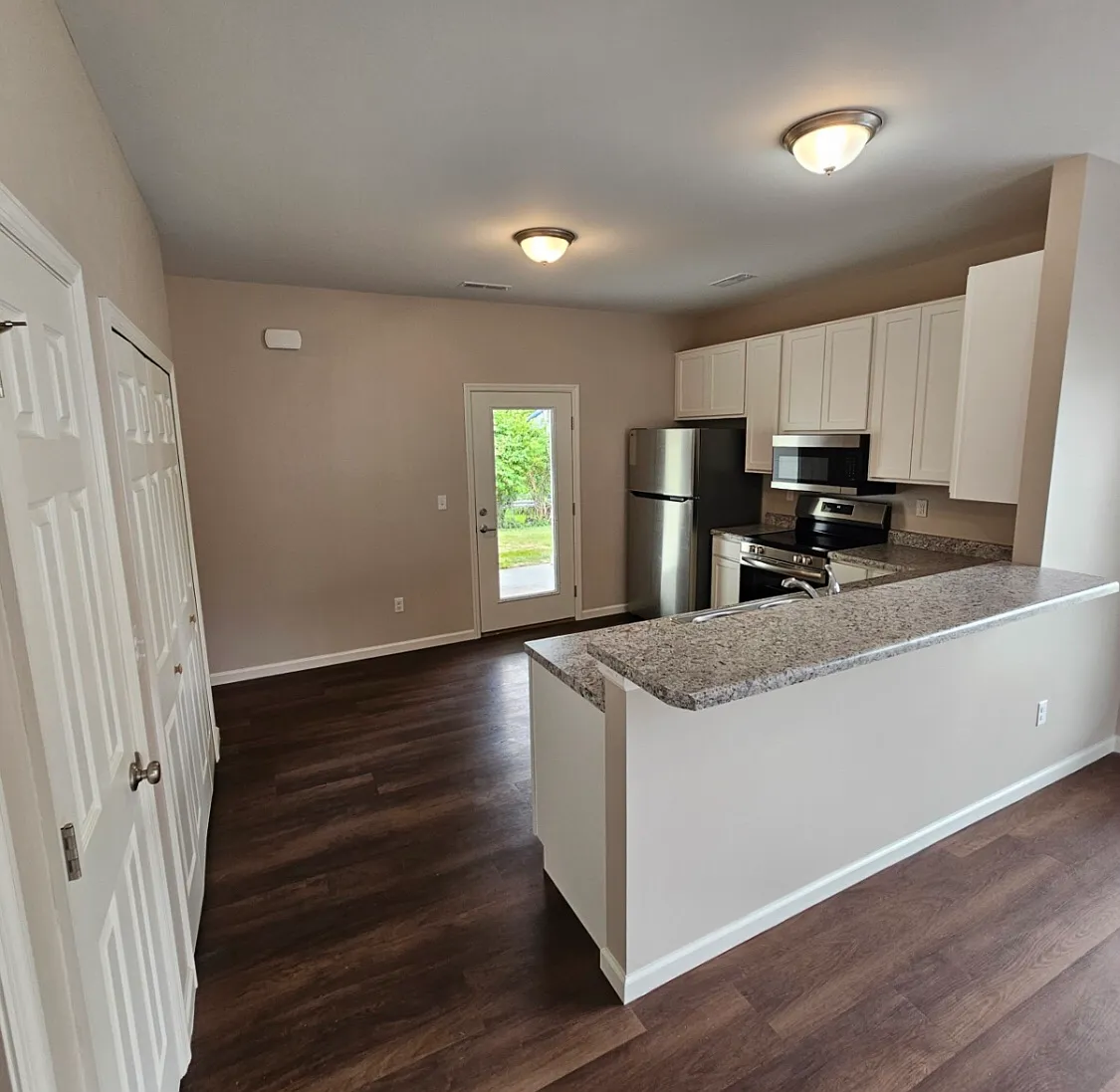 1420 Swallow Ln — Photo 4