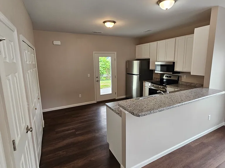 1420 Swallow Ln — Photo 4