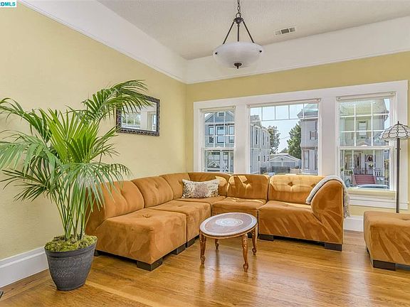 3rd image of 876 Walnut St