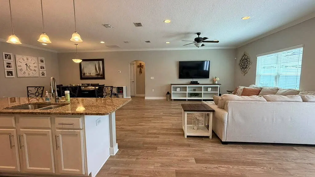 4 bed, 2.0 bath, 2196 sqft, $2,800 — Photo 3