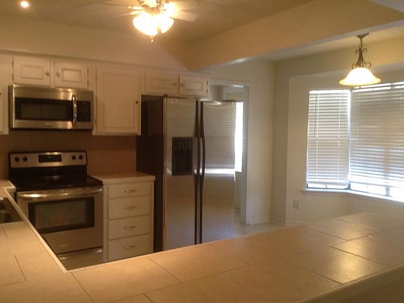 5th image of 940 Willow Creek Cir