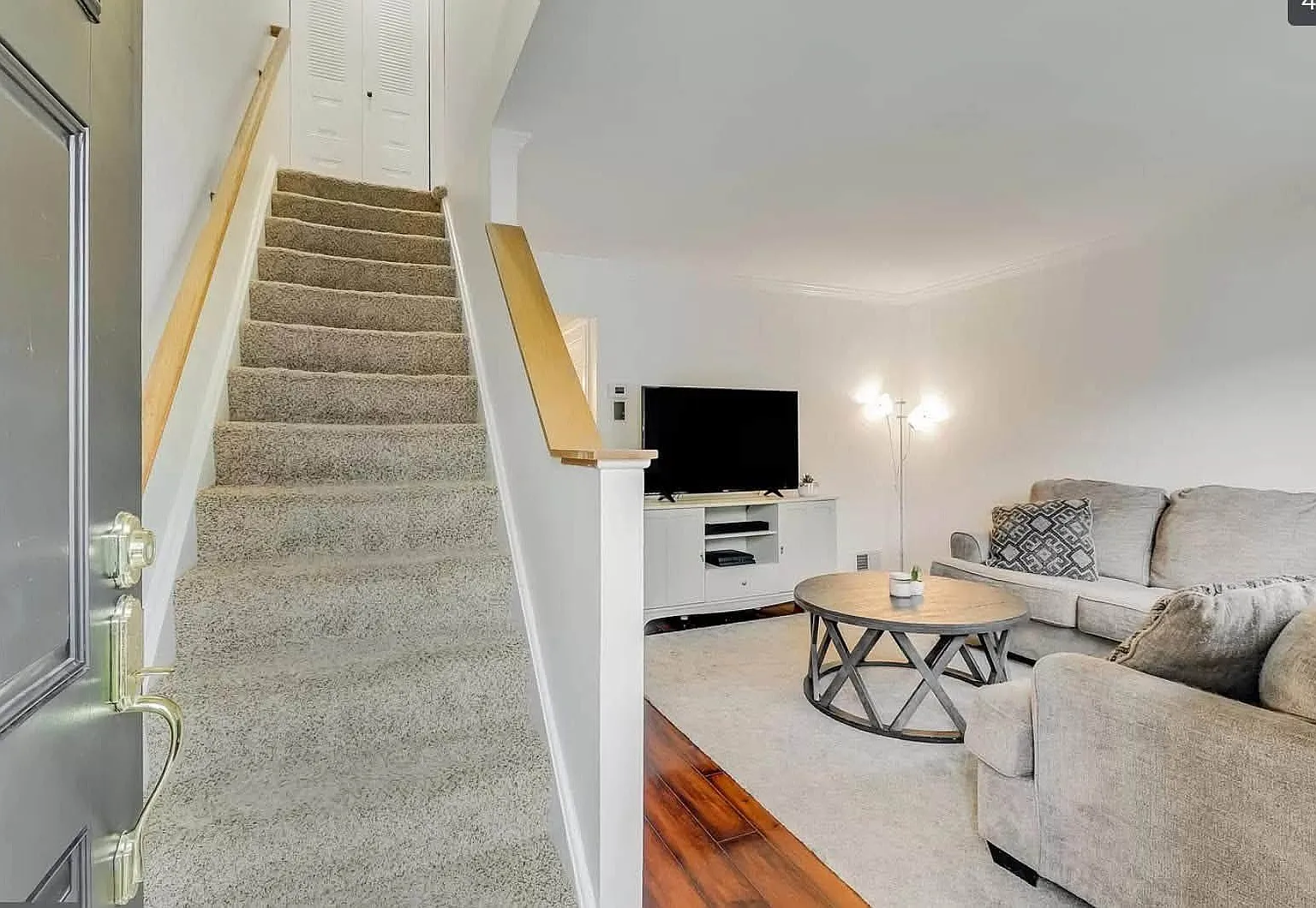 2 bed, 976 sqft, $1,300 — Photo 2