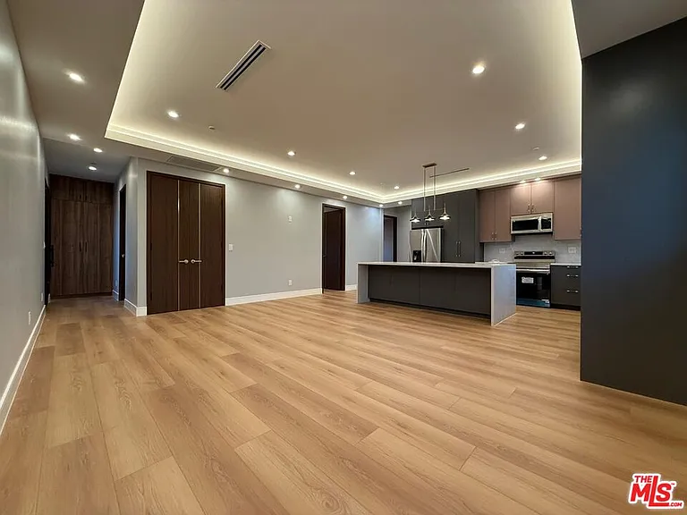6530 Varna Ave — Photo 2